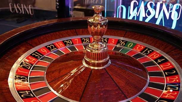 Live Sakong dealer table showing card distribution and payout display on she777 platform.
